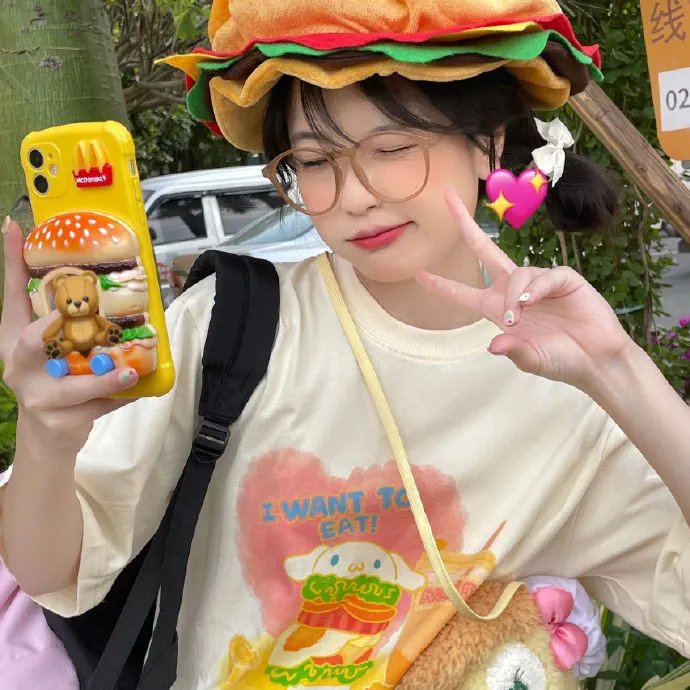 当她换上泳衣
